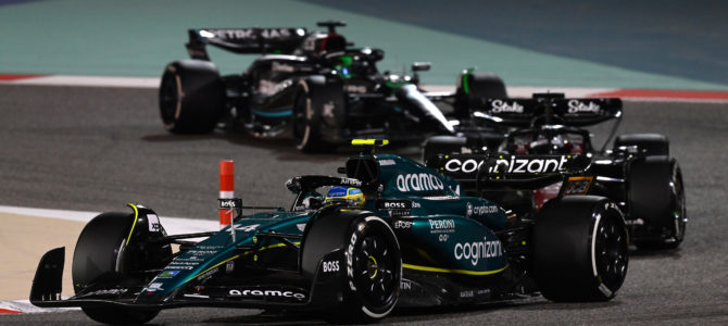 レッドブル 驚異のタイヤ戦術と緑色の砂嵐_バーレーンGP観戦記 レッドブル 驚異のタイヤ戦術と緑色の砂嵐_バーレーンGP観戦記