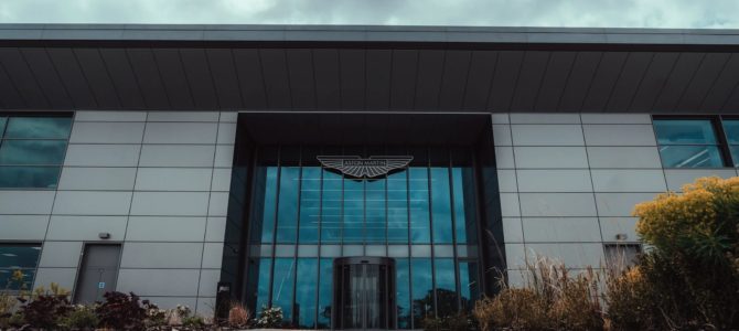 新時代を築く夢の拠点:アストンマーティンの新工場がもたらす未来 新時代を築く夢の拠点:アストンマーティンの新工場がもたらす未来